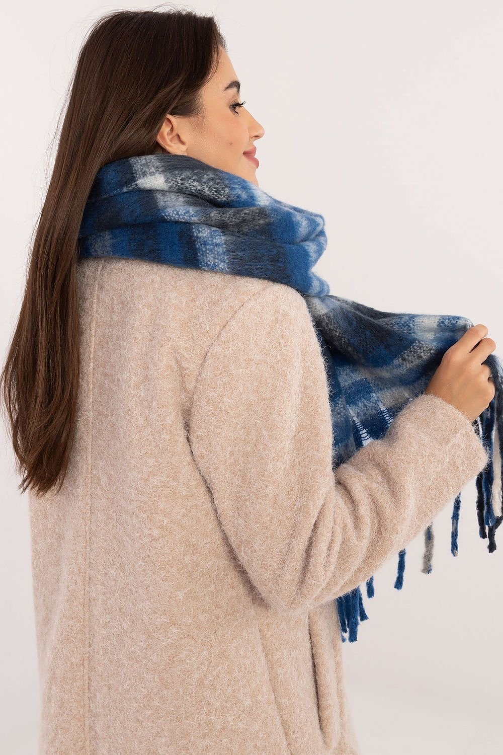 Shawl model 203172