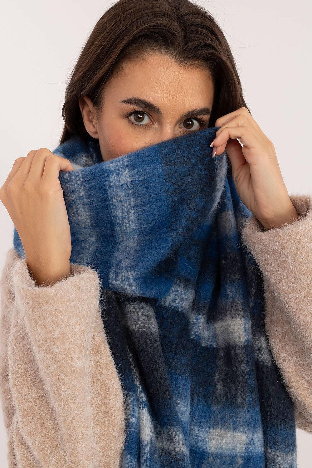 Shawl model 203172